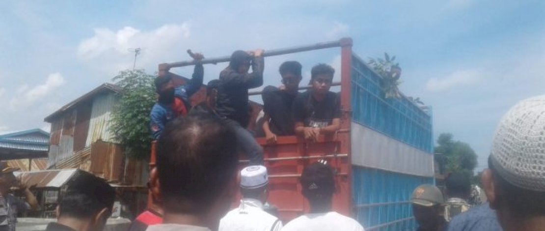 Truk yang digunakan para pelaku perusakan rumah Rahman. (Istimewa)