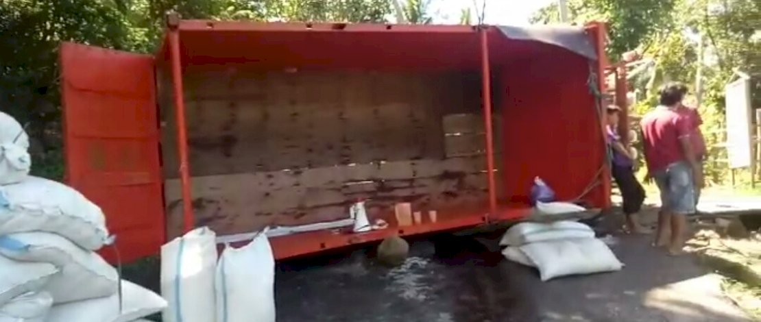 Truk pengangkut garam dari Jeneponto, terbalik di Sinjai.