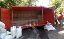Mobil Truk Pengangkut Garam dari Jeneponto Terbalik di Sinjai