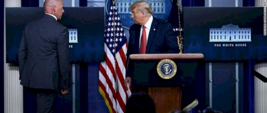 Detik-detik Presiden Donald Trump dievakuasi keluar dari ruang konferensi pers saat penembakan di luar gedung putih. 