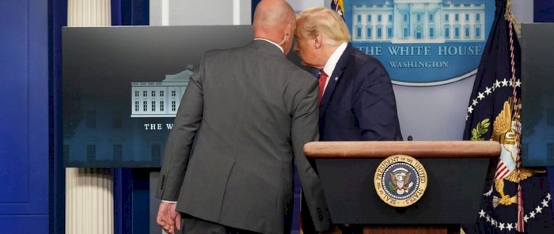 Detik-detik Presiden Donald Trump dievakuasi keluar dari ruang konferensi pers saat penembakan di luar gedung putih. 