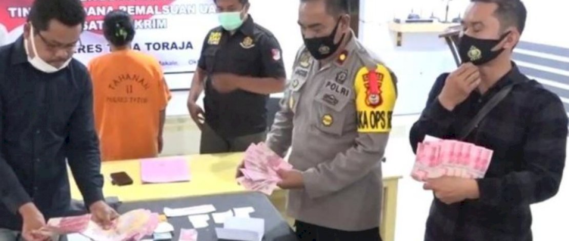 Tersangka dan barang bukti uang palsu yang diamankan polisi dari Polres Tana Toraja. (Sumber: Detik) Tersangka dan barang bukti uang palsu yang diamankan polisi dari Polres Tana Toraja. (Sumber: Detik)