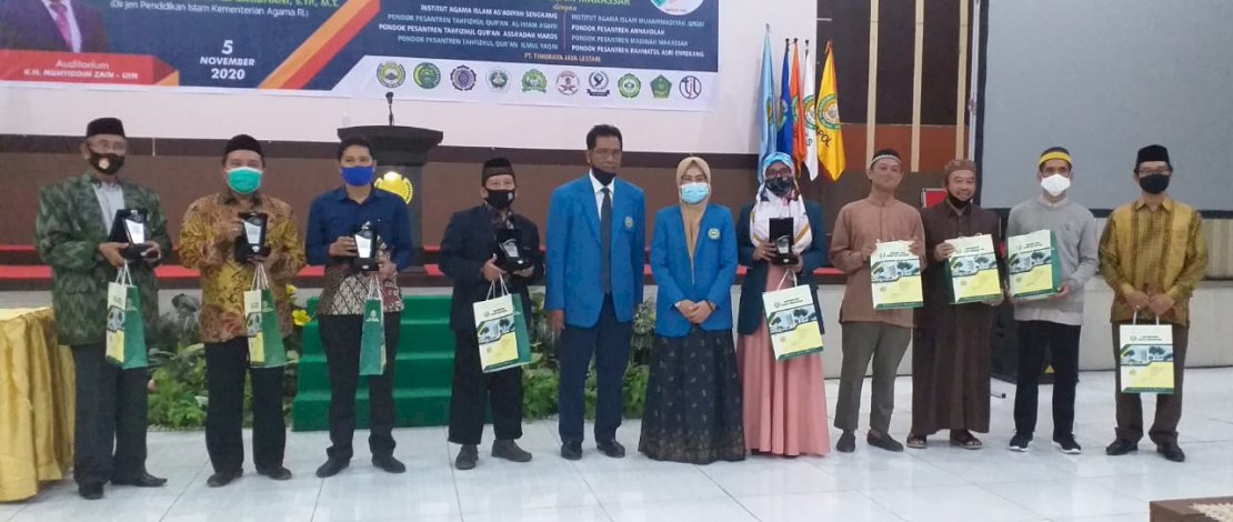 Rektor UIM, Dr Majdah M Zain (jilbab, jaket almamater biru) usai penandatangan kerjasama dengan 2 institut dan 6 pesantren.