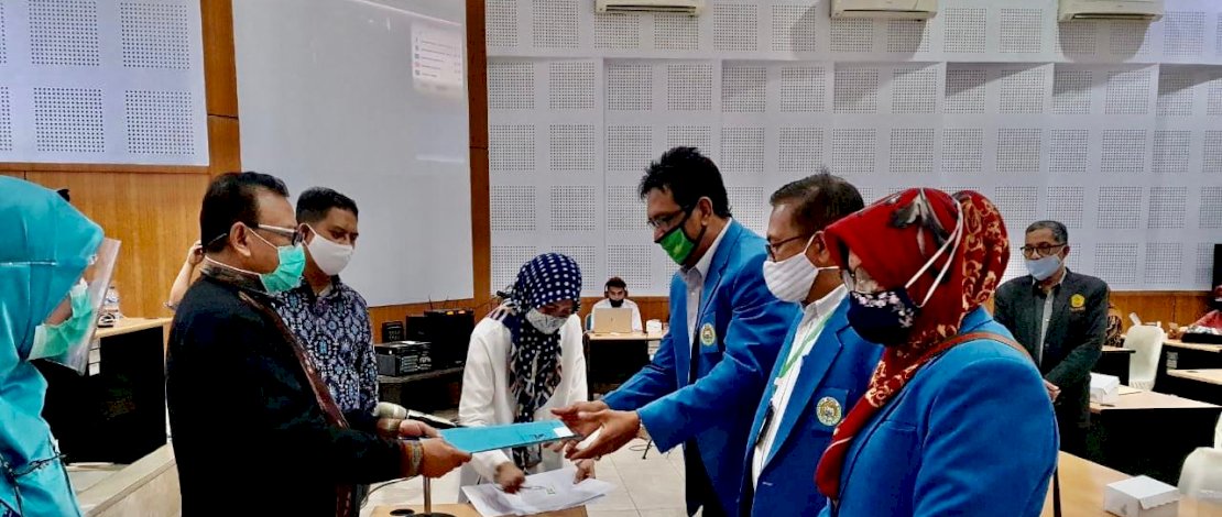 Kepala LLDIKTI, Prof Jasruddin, menyerahkan SK Pembukaan Prodi Kehutanan UIM.