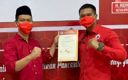 Fauzi Nurdin Antar Dilan Daftar &nbsp;ke KPU, Ustad Agung Wirawan Pimpin Doa