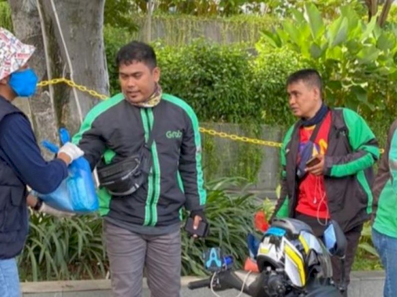 Forgame SC FEB UMI, Bagikan Masker dan Sembako ke Warga