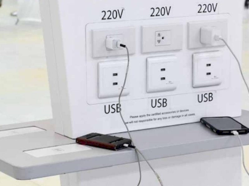 Ini Bahaya Cas HP Pakai Kabel USB di Tempat Umum
