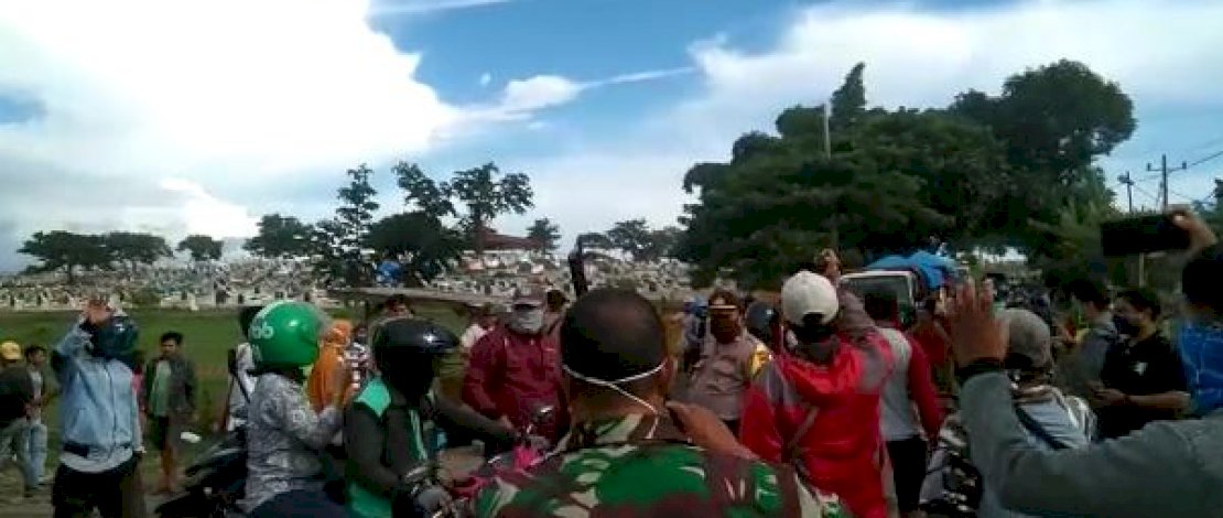 Warga memblokade pemakaman Pemprov Sulsel di Jalan Macanda, Romang Polong, Kecamatan Somba Opu.