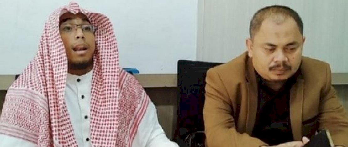 Ustaz Maaher dan pengacaranya.