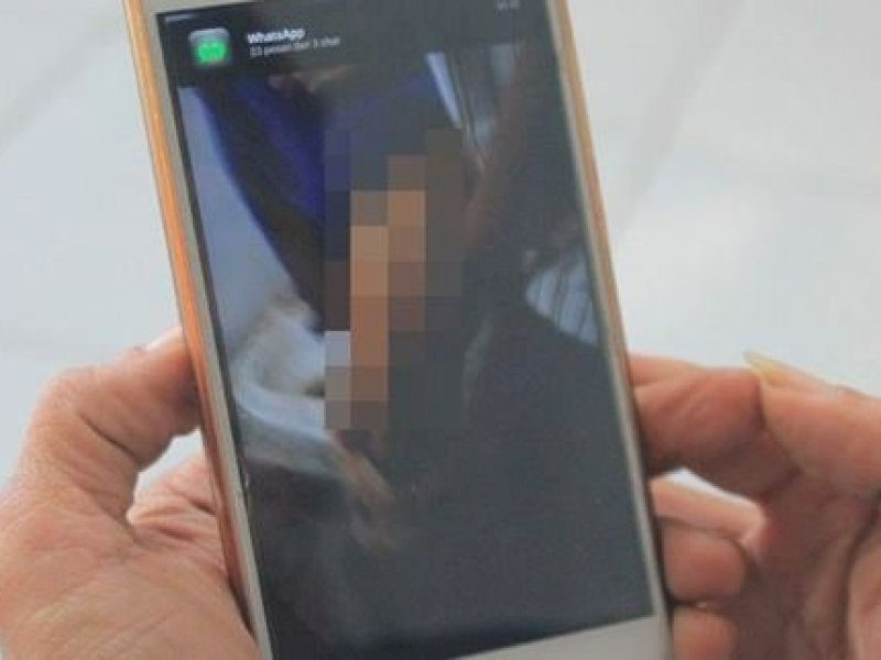 Terjebak Video Call Sex Wanita Cantik, Pak Lurah Diperas Bencong