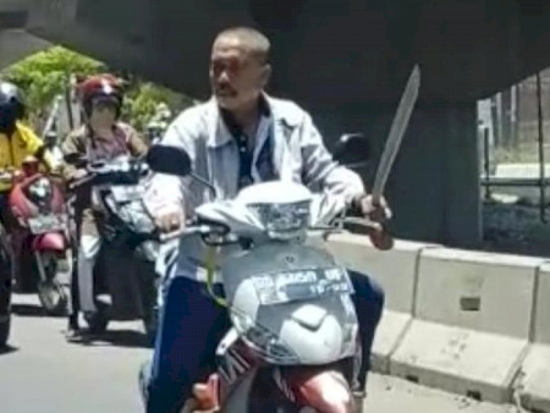 Daeng  Ngalle Ditangkap karena Naik Motor Sambil Bawa Parang, Warganet: Dia Memang Penjual Parang Kodong
