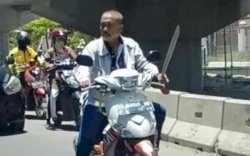 Daeng  Ngalle Ditangkap karena Naik Motor Sambil Bawa Parang, Warganet: Dia Memang Penjual Parang Kodong