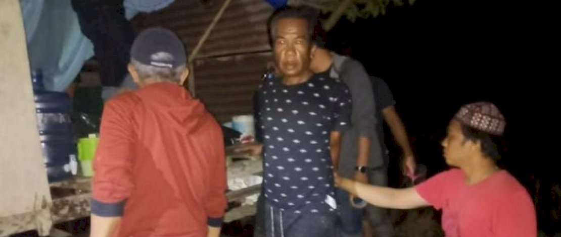 Wa Laodding saat dibekuk polisi di rumah sawah. Wa Laodding saat dibekuk polisi di rumah sawah.