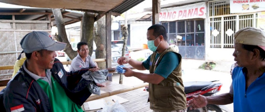 Wagub Sulsel Bagikan Bantuan Sembako untuk Tukang Ojek