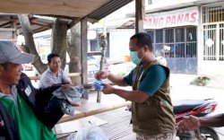 Wagub Sulsel Bagikan Bantuan Sembako untuk Tukang Ojek