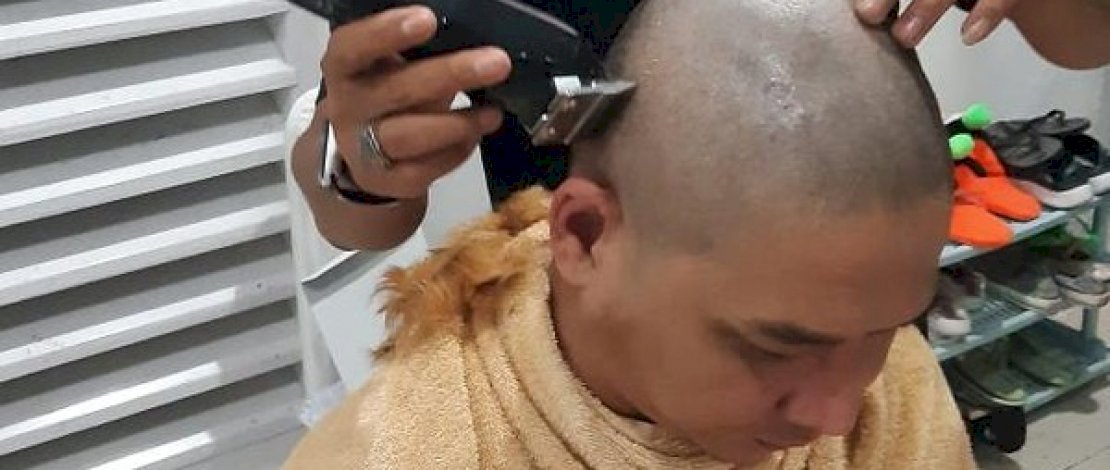 Pasha "Ungu" mecukur plontos rambut pirangnya.