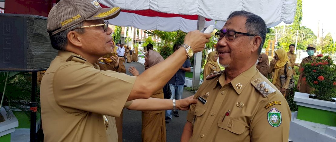 Wali Kota Parepare, Taufan Pawe melakukan pemeriksaan terhadap sejumlah Aparatur Sipil Negara (ASN) sesaat sebelum masuk kantor untuk beraktifitas, Senin (16/3/2020). 