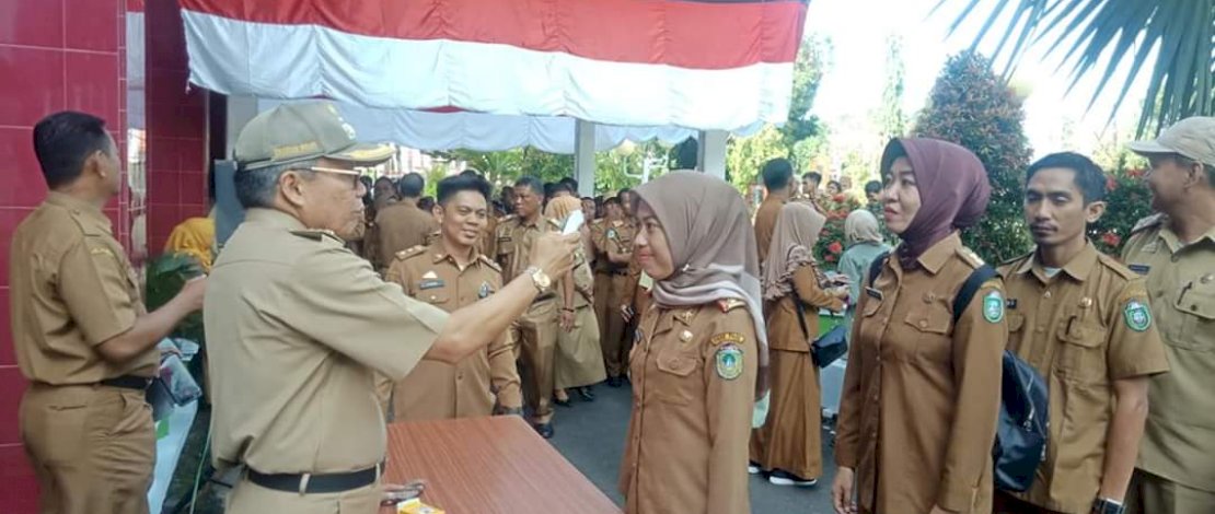 Wali Kota Parepare, Taufan Pawe melakukan pemeriksaan terhadap sejumlah Aparatur Sipil Negara (ASN) sesaat sebelum masuk kantor untuk beraktifitas, Senin (16/3/2020). 