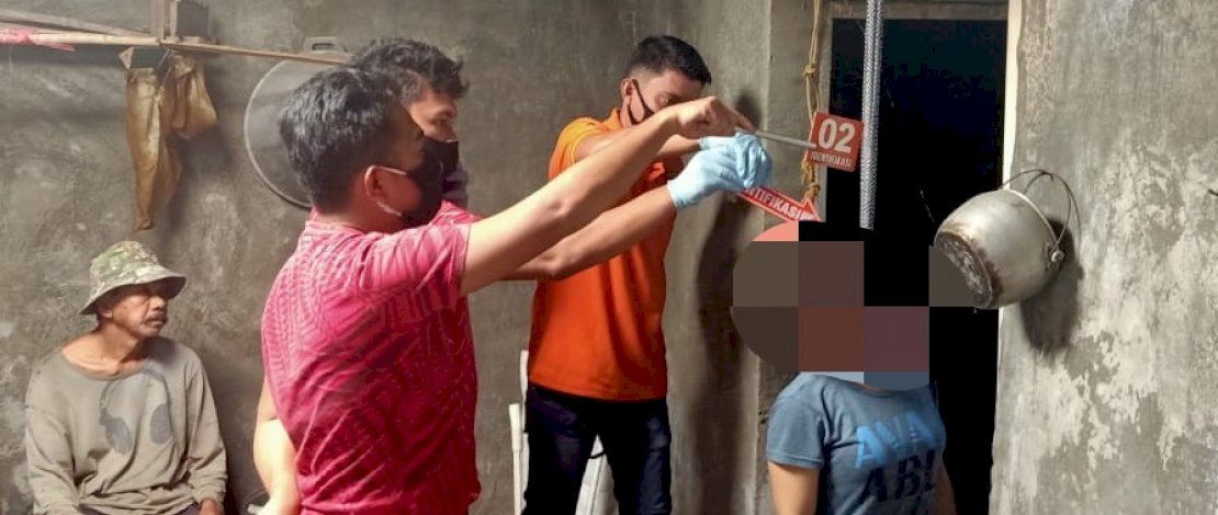 Petugas kepolisian melakukan olah TKP.