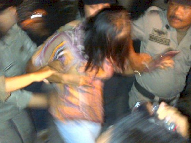 Digerebek Bareng Pria Bujang, Wanita Bersuami Terisak di Kamar Mandi
