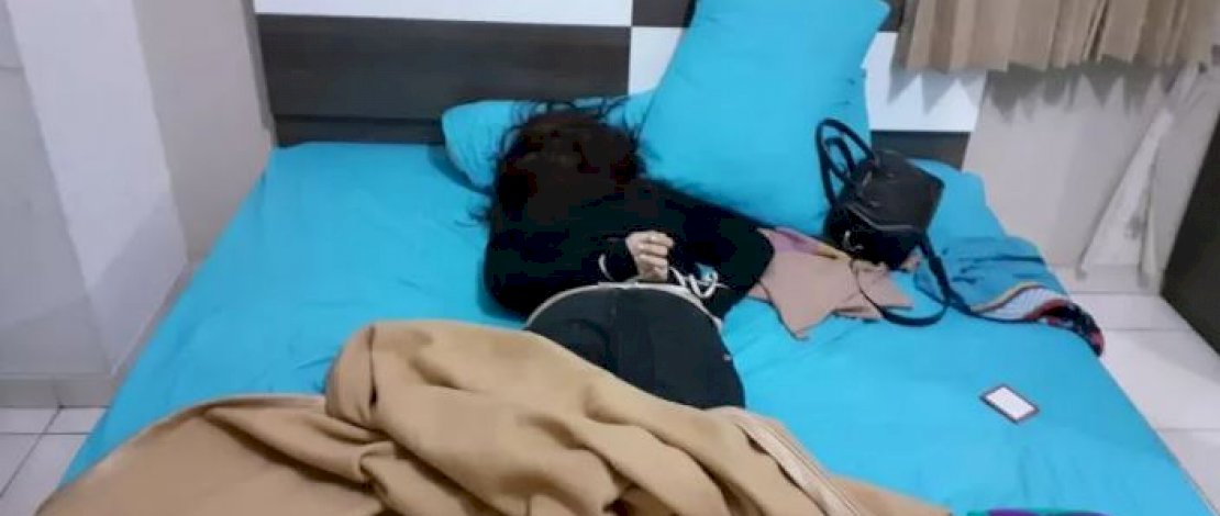 Mayat Astri Oktaviani ditemukan tewas tertelungkup di atas tempat tidur.