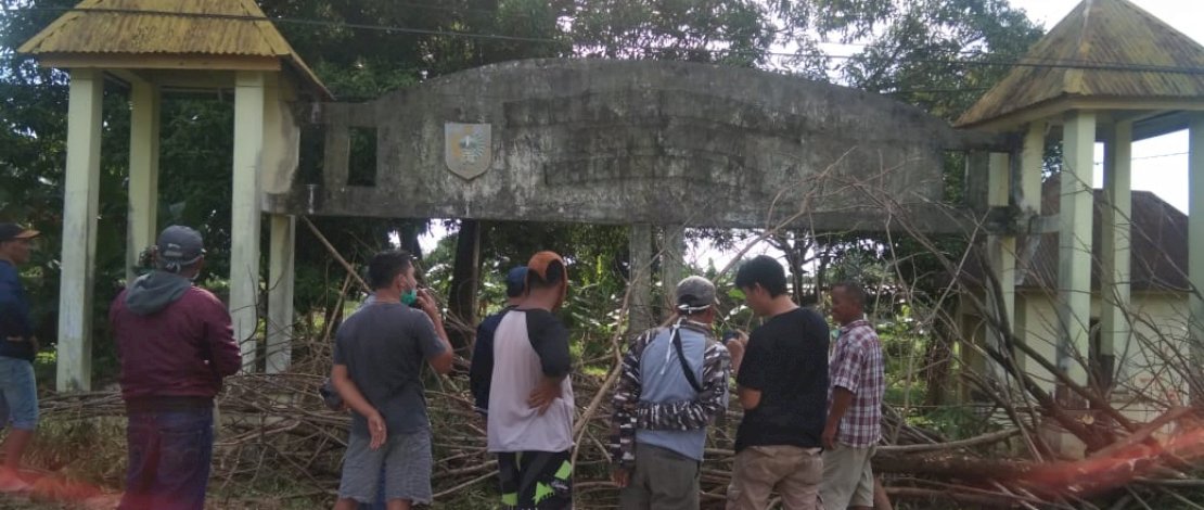 Warga memblokade pemakaman Pemprov Sulsel di Jalan Macanda, Romang Polong, Kecamatan Somba Opu.
