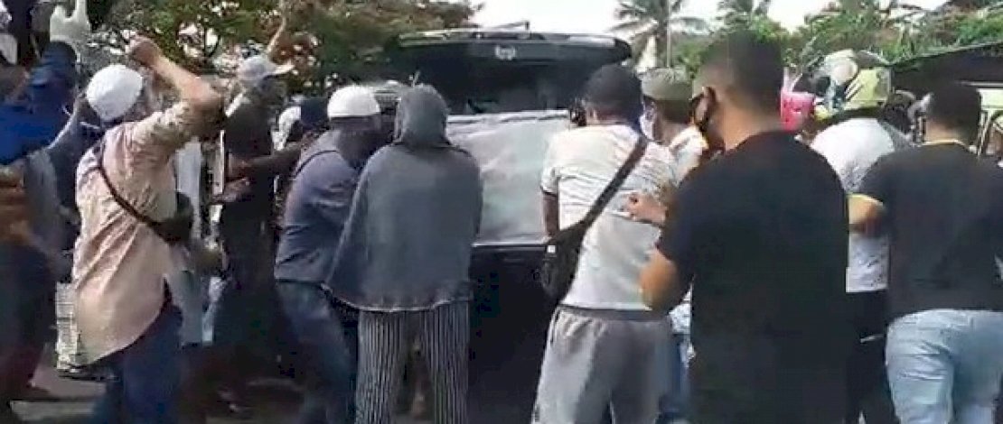 Proses pengambilan paksa jenazah Covid-19 di Ambon. IST