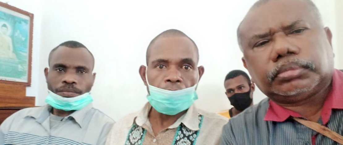 Yan C Warinussy (kanan), dan dua kliennya.  