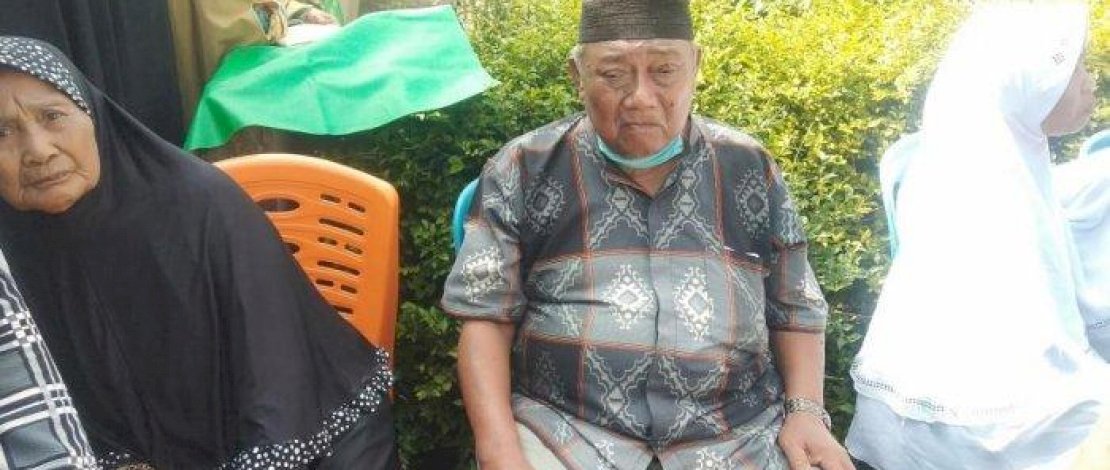 Warso tampak bersedih, usai ditinggalkan istrinya yang diduga dibunuh anak kandungnya.