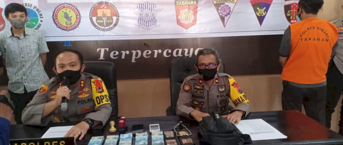 AA (rompi oranye), dihadirkan saat konferensi pers Polres Sinjai.