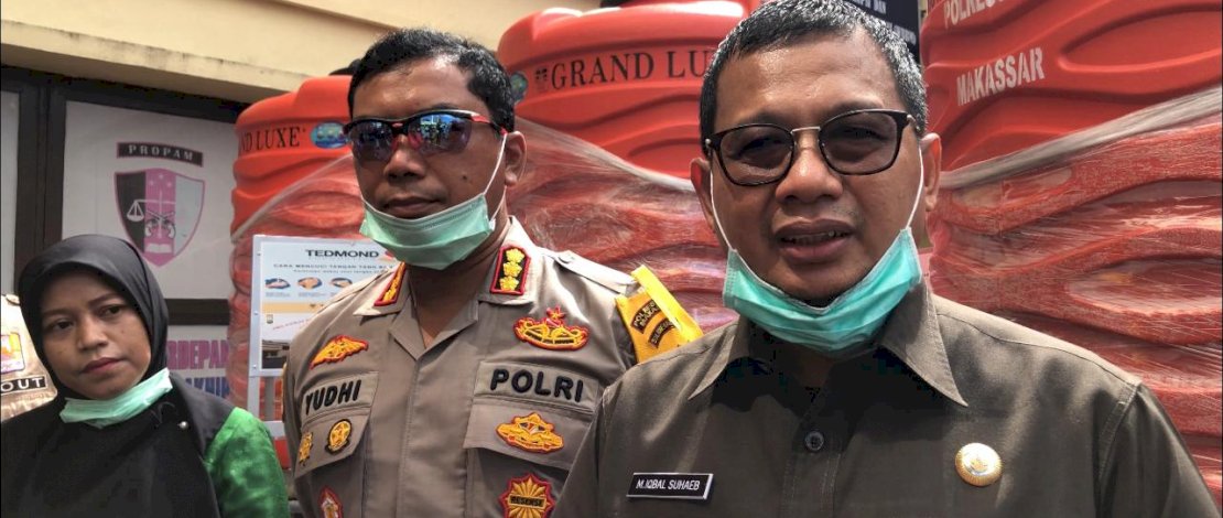 PJ Wali Kota Makassar, Muh Iqbal Suhaeb usai menerima wastafel portabel dari Pt Sukses Tedmond Makassar. PJ Wali Kota Makassar, Muh Iqbal Suhaeb usai menerima wastafel portabel dari Pt Sukses Tedmond Makassar.