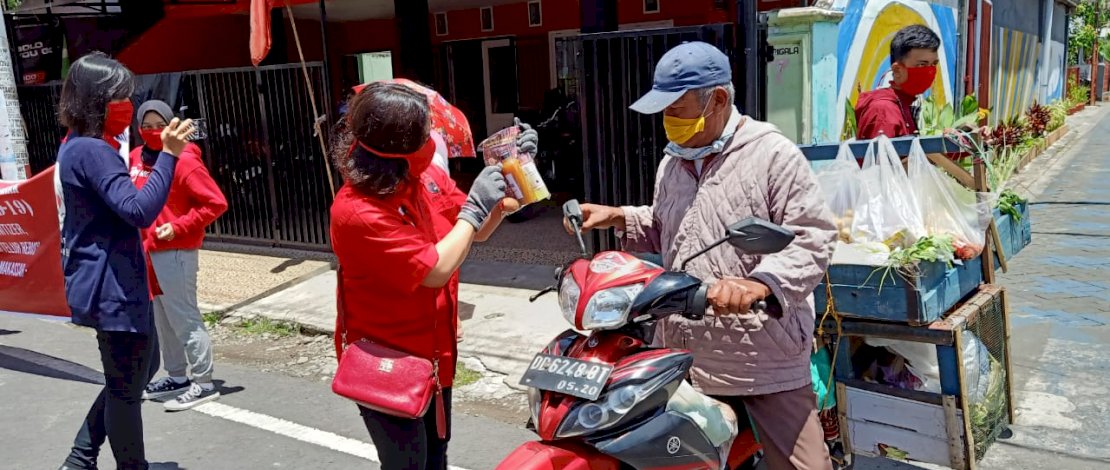  DPC PDI Perjuangan melakukan sosialisasi dan membagikan hand sanitizer, masker, wedan jahe dan telur rebus di depan kantor DPC PDI Perjuangan Kota Makassar Jalan Serigala dan perempatan Lampu Merah Jalan Landak - Veteran, Selasa (24/03/2020).