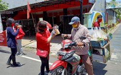 Peduli, PDI Perjuangan Kota Makassar Bagikan Hand Sanitizer dan Masker ke Pengguna Jalan