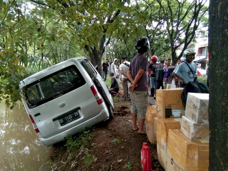 Hindari Tabrakan dengan Motor, Mobil Ekspedisi Nyaris Jatuh ke Sungai