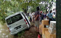 Hindari Tabrakan dengan Motor, Mobil Ekspedisi Nyaris Jatuh ke Sungai