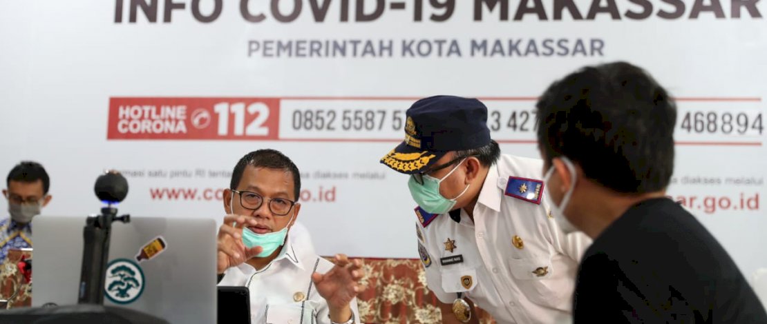 Pj Wali Kota Makassar, M Iqbal Suhaeb di Posko Induk Info Covid-19 Makassar.