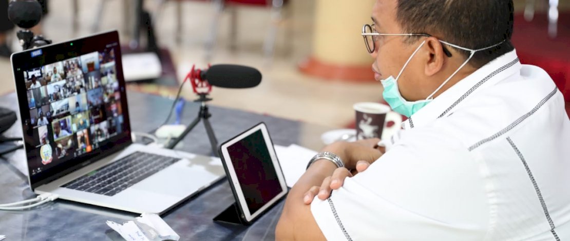 Pj Wali Kota Makassar, M Iqbal Suhaeb di Posko Induk Info Covid-19 Makassar.