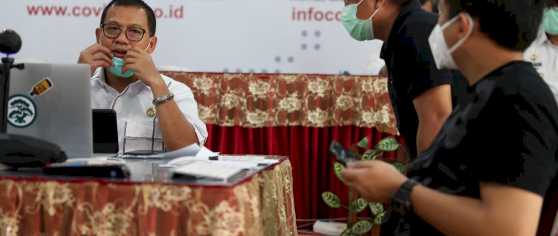 Pj Wali Kota Makassar, M Iqbal Suhaeb di Posko Induk Info Covid-19 Makassar.