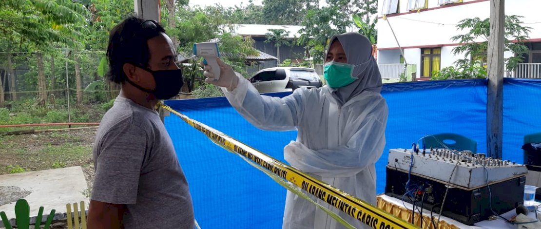 Salah seorang sopir truk yang akan menyeberang ke kendari melalui Pelabuhan Bajoe,Selasa (14/4/2019).