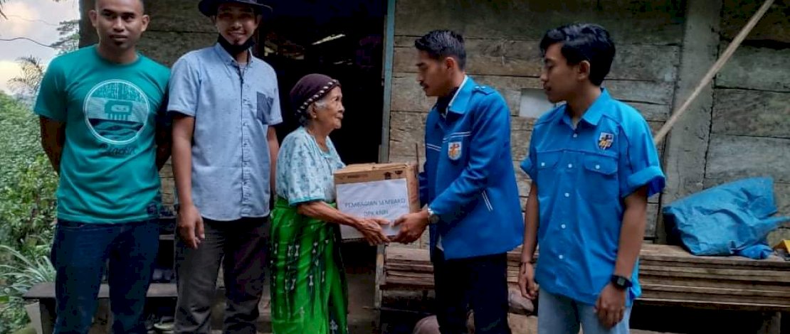 Komite Nasional Pemuda Indonesia (KNPI) Kecamatan Sinjai Selatan melakukan pemberian bantuan sembako kepada warga miskin yang ada di Desa Polewali, Kab Sinjai