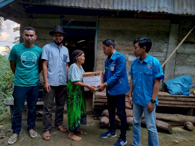 Masa Pandemi Covid-19, KNPI Sinjai Selatan Berbagi Sembako ke Warga Miskin