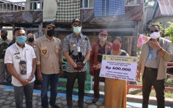 Kompak, Bupati dan Wakil Bupati Sinjai Serahkan Bantuan ke Warga Pulau Sembilan