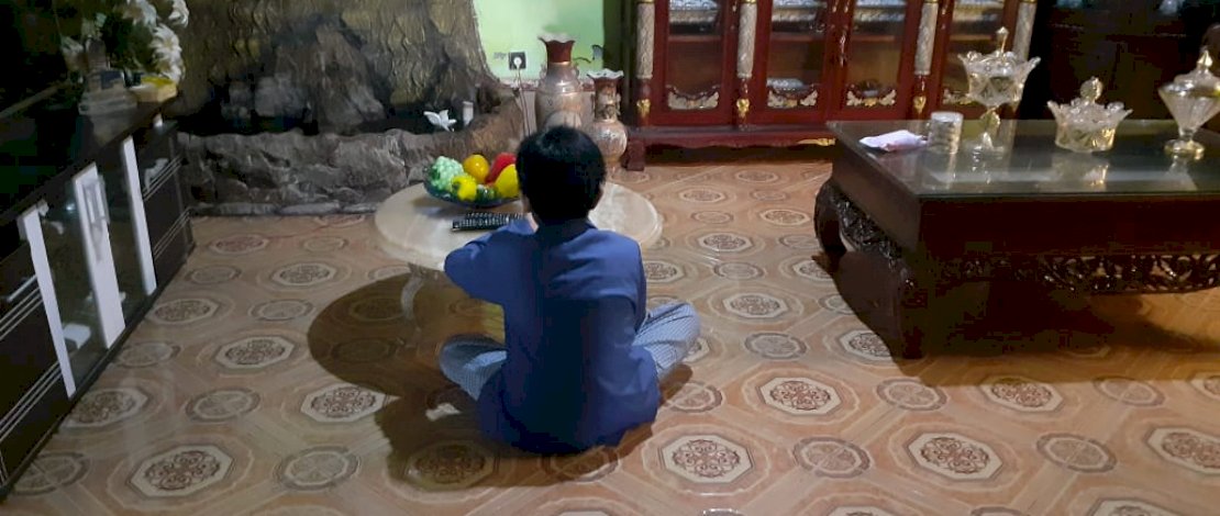 Salah seorang siswa SMP Islam Al Akhyar, tengah mengerjakan soal dari smartphonenya.