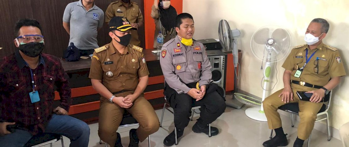 Penjabat Wali Kota Makassar Yusran Jusuf  mendatangi kantor lurah Maccini Gusung didampingi, Kapolsek Makassar, Kompol Kodrat Muh. Hartanto S.I.K, Kasatpol PP, Iman Hud.