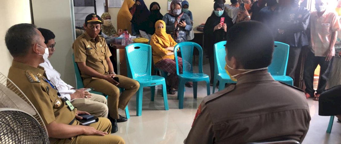 Penjabat Wali Kota Makassar Yusran Jusuf  mendatangi kantor lurah Maccini Gusung didampingi, Kapolsek Makassar, Kompol Kodrat Muh. Hartanto S.I.K, Kasatpol PP, Iman Hud.