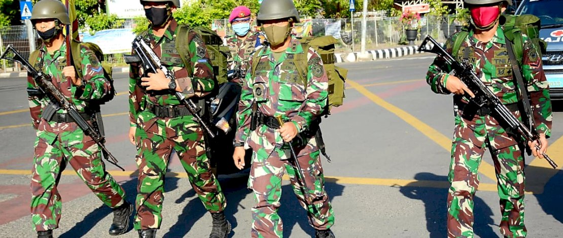 FOTO: Prajurit Marinir Jalan Kaki 10 KM Lengkap Dengan Laras Panjang
