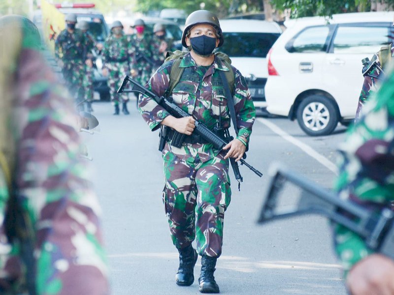 FOTO: Prajurit Marinir Jalan Kaki 10 KM Lengkap Dengan Laras Panjang