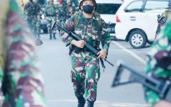 FOTO: Prajurit Marinir Jalan Kaki 10 KM Lengkap Dengan Laras Panjang