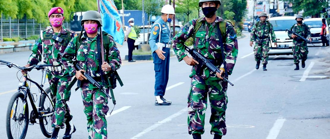 FOTO: Prajurit Marinir Jalan Kaki 10 KM Lengkap Dengan Laras Panjang