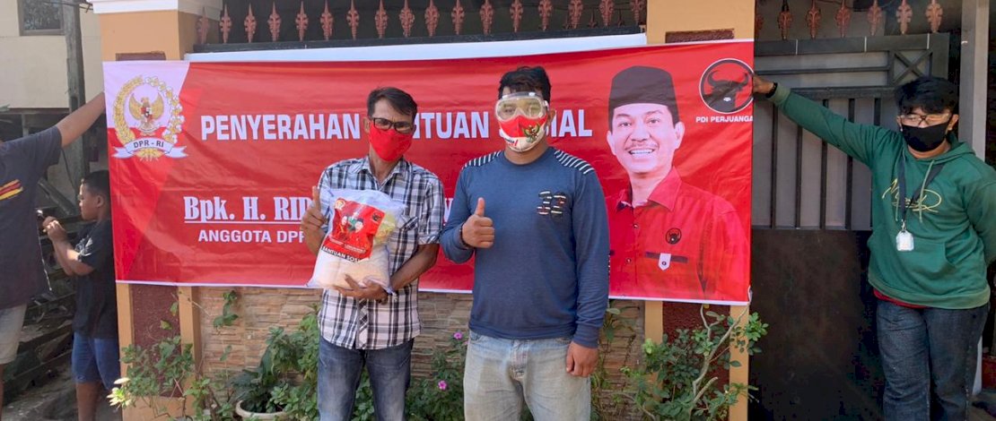 ARW Kembali Salurkan Bantuan 3500 Paket Paket Sembako ARW Kembali Salurkan Bantuan 3500 Paket Paket Sembako